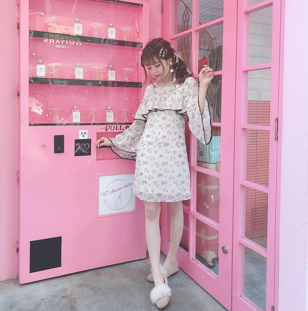 Isakoさんのインスタグラム写真 - (IsakoInstagram)「. 大阪のカフェ💓🌸 @ncharmdats 🧸 . . この前の大阪の時、ことちゃんと 2回目のN charm datsに行ってきました🥰 やっぱりかわいいなぁ💕 . 大阪でのヘアメンテナンスをいつもお願いしてる @naoki.hair さんにヘアアレンジをしてもらったよ〜🌸 . . ワンピース @emiriawiz_official 💫👗 . . 大阪ネタがやっと完結しました🥺💫笑笑 . . . . #osaka#namba#shinsaibashi#osakacafe#koreanfashion#rasmile#ペタンコ靴#スニーカー#ファー#ピンク#ピンクカフェ#大阪カフェ#心斎橋カフェ#難波カフェ#ugg#uggaustralia#白タイツ#ポニーテール#花柄ワンピース#emiriawiz」4月2日 12時07分 - ichaaako