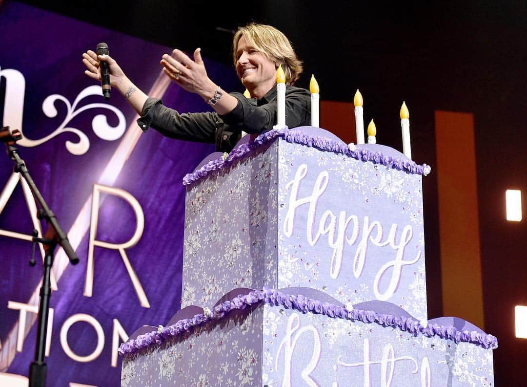 キース・アーバンのインスタグラム：「Miss Loretta- you asked me to jump out of a cake for you- and I would do it again every time ! Thank you for a truly surreal and gorgeous night of music , heart, stories , magic , and LOVE!!!!! HAPPY BIRTHDAY !!!! Love ALWAYS. - KU 📸: @johnshearer」