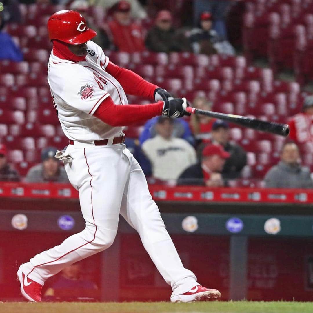 ヤシエル・プイグのインスタグラム：「Thanks God for the first hit of the season」