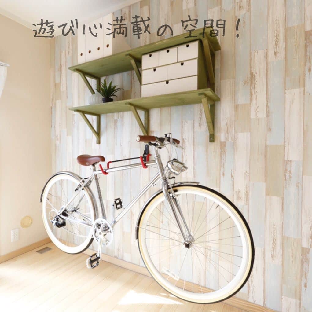 レノビアリングさんのインスタグラム写真 - (レノビアリングInstagram)「横浜市青葉区の築45年の団地リノベーション。 ・ 壁に取り付けたバイクフックと、木目調のスタイリッシュなクロスで遊び心満載のお部屋になりました。 ・ 詳しくは @renovering_2016 プロフィールから、リノベ写真集【木のぬくもりにこだわった北欧×和テイストのリノベ】をご覧ください♪ ・ #リノベーション　#リノベーションライフ　#リフォーム　#リノベ　#中古リノベ　#団地リノベ　#マンションリノベーション #中古マンション　#リノベーション会社　#北欧　#日々の暮らし　#住まい　#北欧ナチュラル　#北欧インテリア　#カフェ風インテリア　#団地ライフ　#横浜　#長津田　#レノビアリング　#マックライフ　#インテリア #ていねいな暮らし　#シンプルな暮らし　#持たない暮らし　#暮らしを楽しむ　#マイホーム ＃バイクフック　＃木目柄クロス  #遊び心」4月2日 12時13分 - macklife_hokuoh