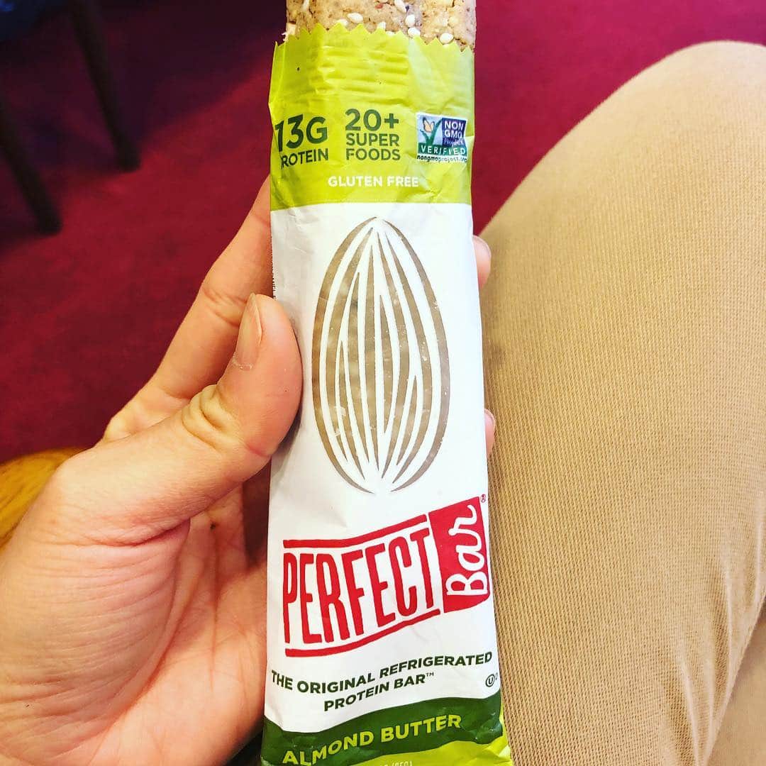 のインスタグラム：「今日は移動が多くてお昼の時間なさそうだからこちら持参😉 こっそり食べてます😁 #グルテンフリープロテインバー #perfectbar  #タンパク質補給 #プロテイン補給 #美容アンチエイジング専門医 #黒田愛美」