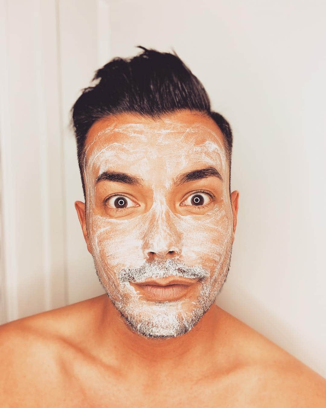 アンソニー・ラモスのインスタグラム：「Really needed some extra #selfcare after a busy week with the #GLAADawards! This detoxifying collab from @harrys x @heydayskincare is really refreshing...and it’s only $20! Happy Face #heydayxharrys」