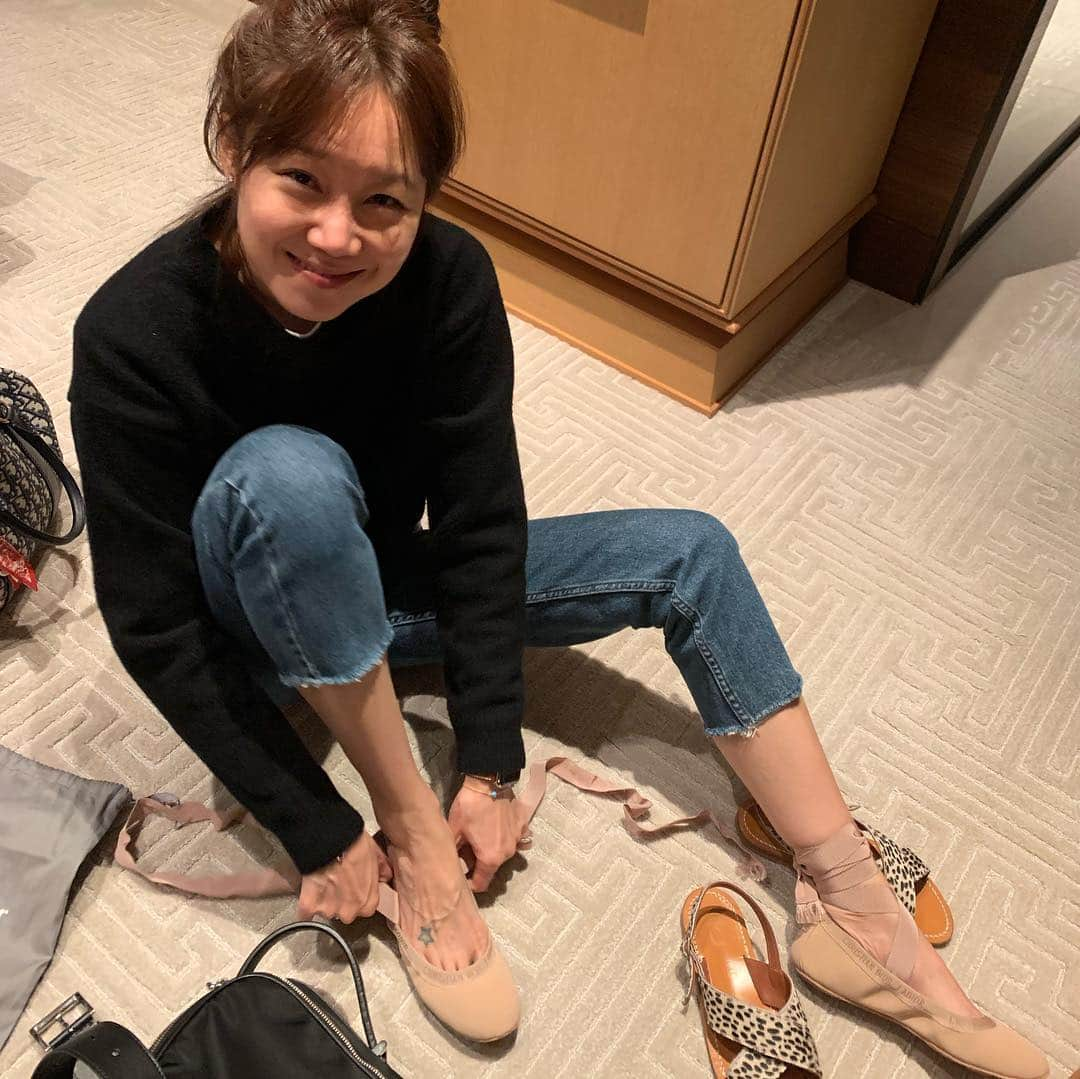 コン・ヒョジンさんのインスタグラム写真 - (コン・ヒョジンInstagram)「양말수준으로 편함 🧦 As comfortable as a sock 😛#dior」4月2日 12時26分 - rovvxhyo