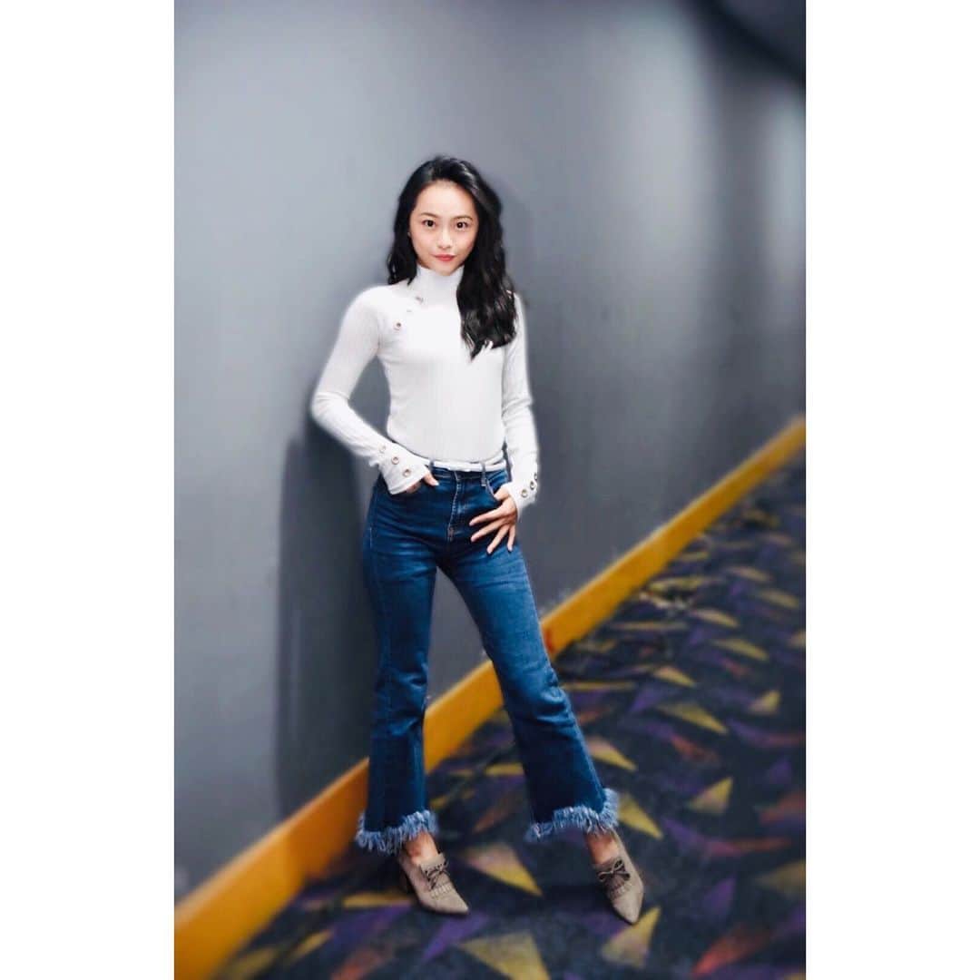 ロナ・アングラエニのインスタグラム：「Mbak baju & celananya itu mulu mbak..」