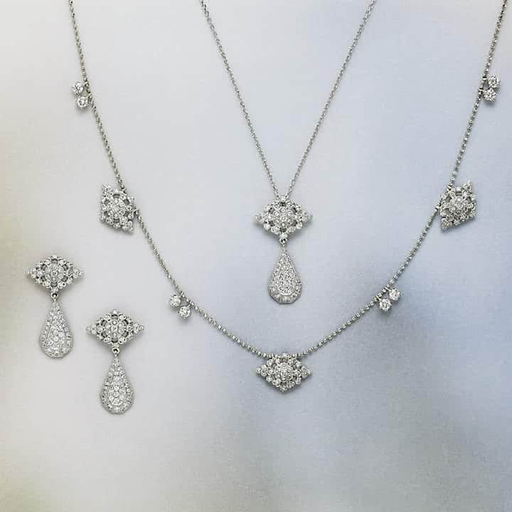 AbHerї〈アベリ〉さんのインスタグラム写真 - (AbHerї〈アベリ〉Instagram)「ダイヤモンドは地球上で最も硬い宝石。「永遠の絆」という石言葉を持ち、ブライダルにも人気です。力強く凛とした輝きを精緻なデザインで仕立てました。 #abheri #アベリ #jewelry #diamond #ダイヤモンド #4月 #誕生石 #birthstone #necklace #piercedearrings」4月2日 12時19分 - abheri_official
