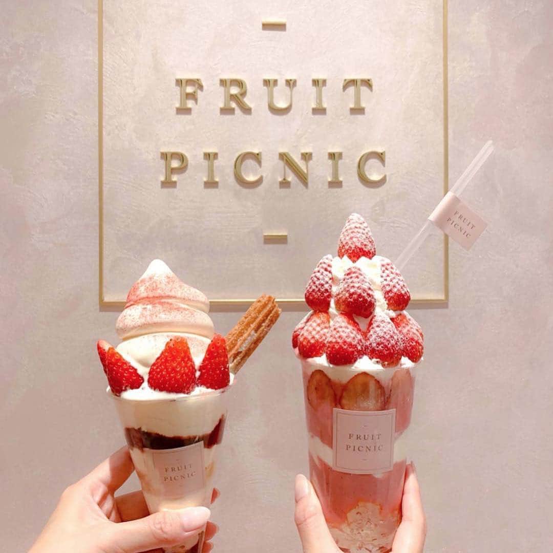 isutaさんのインスタグラム写真 - (isutaInstagram)「. 3月22日に東京・表参道にオープンしたばかりのカフェ「FRUIT PICNIC（ @fruit_picnic ）」をご紹介♡ . フルーツサンデーにソフトクリームなどいちごをたっぷり使ったスイーツが楽しめます。 . また紅茶は飲み放題、いちごは食べ放題ととっても贅沢ができちゃうんです♩ . そして、なんといっても室内でピクニックができるんですよ…❤︎ . 芝生の上でアフタヌーンティーが楽しめちゃうなんて夢のようですよね！ . ぜひ遊びに行ってみてくださいね！ ※アフタヌーンティーは事前予約が必要です。 _____ FRUIT PICNIC open：11:00～21:00 access：東京都渋谷区神宮前4-32-12 ニューウェーブ原宿内 _____ photo by @rie_tabi @natsumi19910625 @o_hrk.14 . #isuta #isutapic #isutacafe #イスタ #表参道カフェ #フルーツピクニック」4月2日 12時19分 - isuta_jp