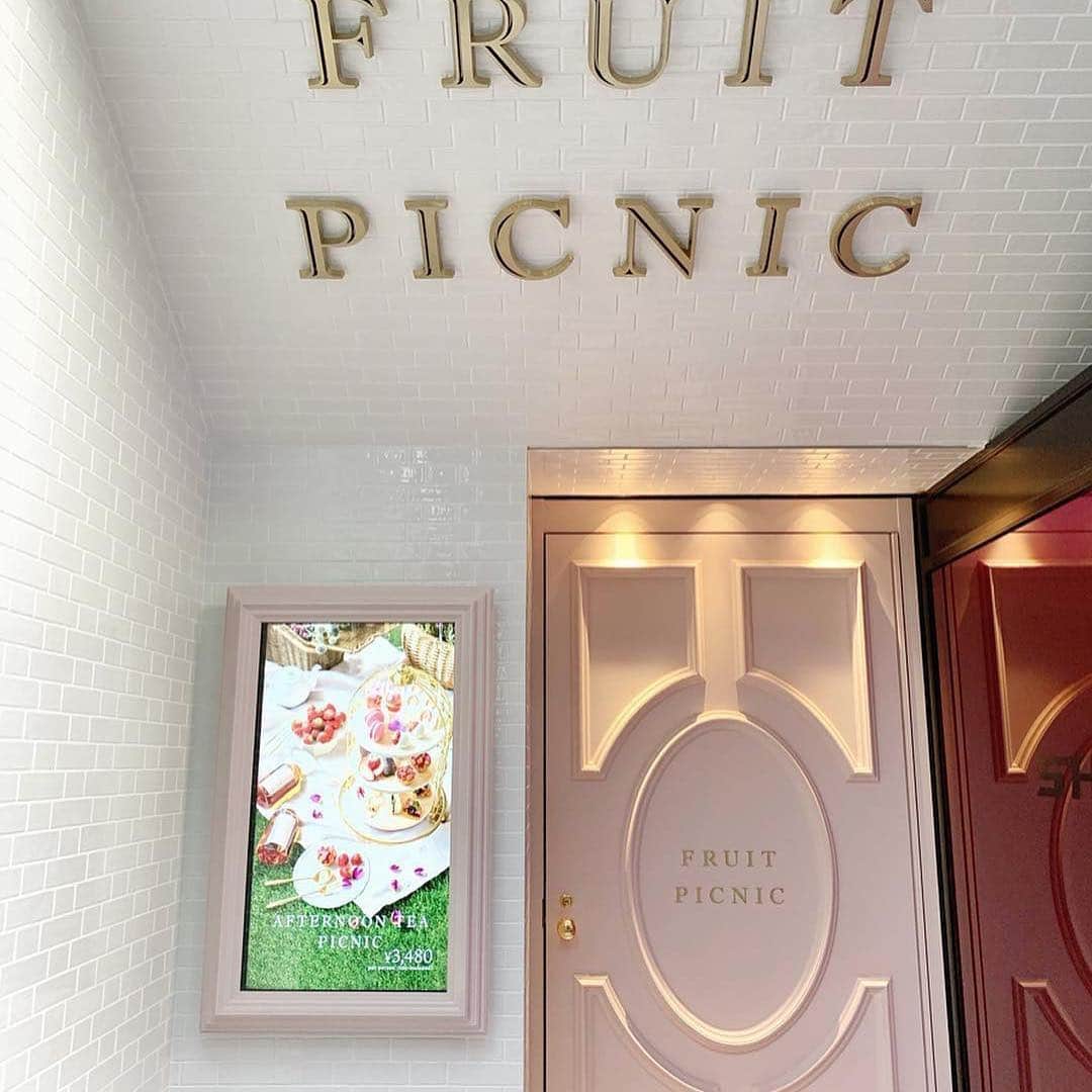 isutaさんのインスタグラム写真 - (isutaInstagram)「. 3月22日に東京・表参道にオープンしたばかりのカフェ「FRUIT PICNIC（ @fruit_picnic ）」をご紹介♡ . フルーツサンデーにソフトクリームなどいちごをたっぷり使ったスイーツが楽しめます。 . また紅茶は飲み放題、いちごは食べ放題ととっても贅沢ができちゃうんです♩ . そして、なんといっても室内でピクニックができるんですよ…❤︎ . 芝生の上でアフタヌーンティーが楽しめちゃうなんて夢のようですよね！ . ぜひ遊びに行ってみてくださいね！ ※アフタヌーンティーは事前予約が必要です。 _____ FRUIT PICNIC open：11:00～21:00 access：東京都渋谷区神宮前4-32-12 ニューウェーブ原宿内 _____ photo by @rie_tabi @natsumi19910625 @o_hrk.14 . #isuta #isutapic #isutacafe #イスタ #表参道カフェ #フルーツピクニック」4月2日 12時19分 - isuta_jp