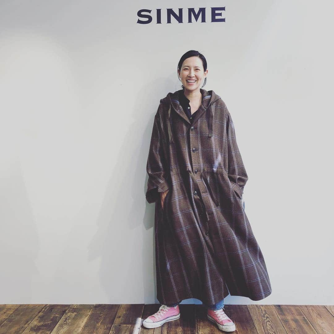 浜島直子さんのインスタグラム写真 - (浜島直子Instagram)「待ってました！ @sinmedenim の2019秋冬展示会へ、張り切って一番乗り🗽 ・ 写真1枚目のウィッチコートと呼ばれるオーバーサイズのロングコートと、写真2枚目のウールのスモックワンピを購入。 って、まだ夏にもなってないけどね🙈 ・ #sinme  #由夏さんに会えなくて残念〜！ #またね #展示会の詳細は #タグ付けしてあるシンメのインスタへ」4月2日 12時23分 - hamaji_0912