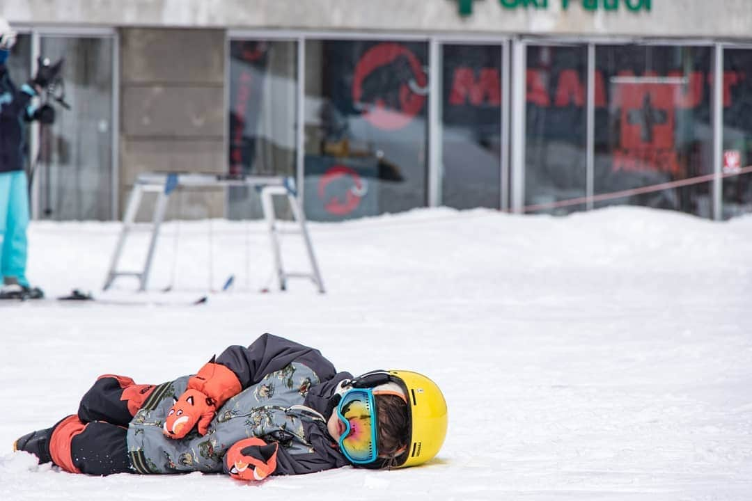 岡本圭司さんのインスタグラム写真 - (岡本圭司Instagram)「Ao is sleeping on snow because of snowboarding too much😂  滑りすぎて疲れて寝始めた次男。笑  #familysnowboarding #myfamily  #myson  #sleeping  #snowboarding」4月2日 12時36分 - hywod_kj