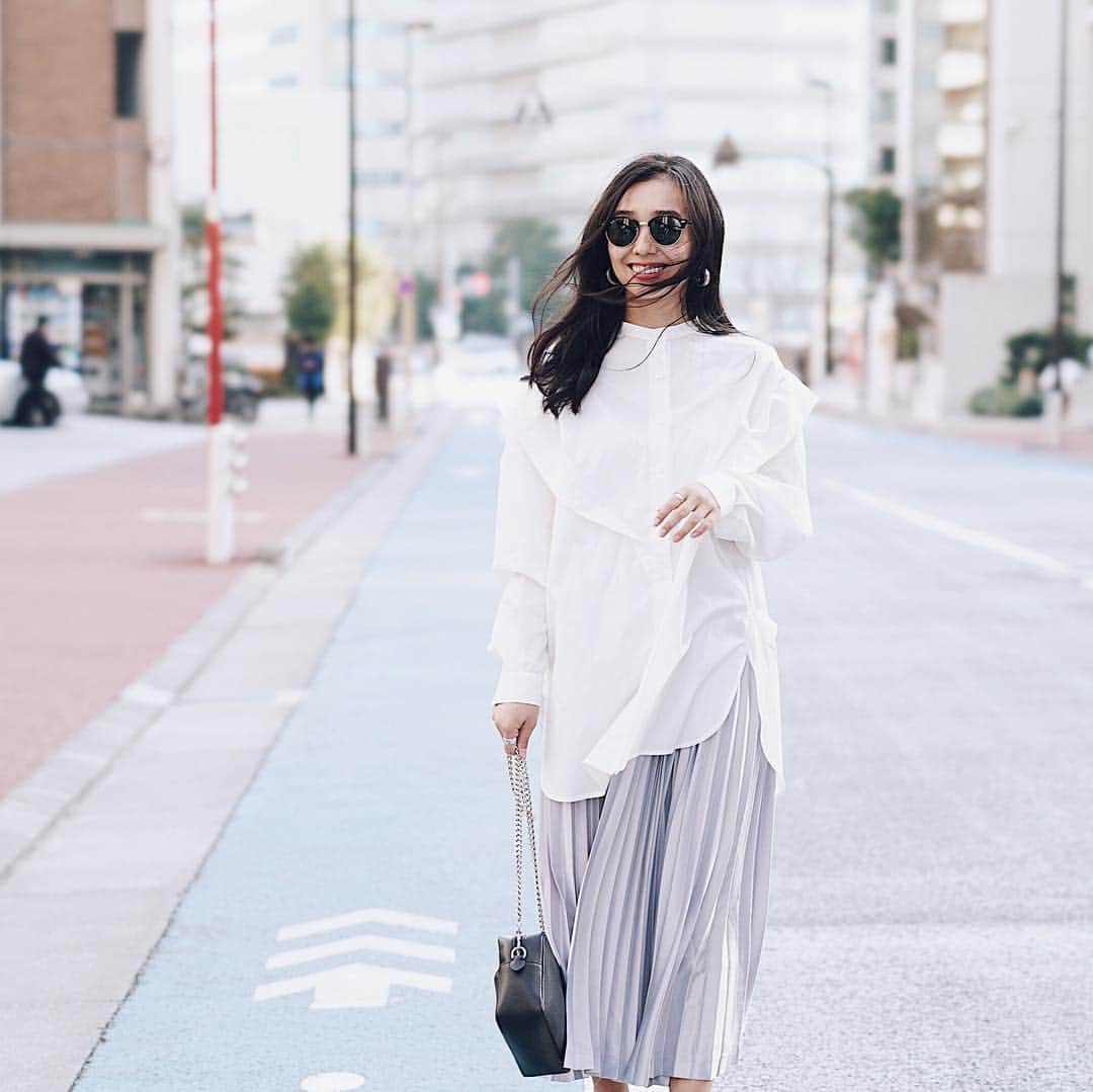 のインスタグラム：「4月になりましたね〜🌸 . いいカメラが欲しい📷 撮っていただいたこのカメラの機種はなんだ？😳 . . . . . #blouse / @ciroi_official  #skirt / @eclin_official  #bag / @jandmdavidson  #sunglasses / @rayban_japan 🕶 . . . . . #outfit#coordinate#ootd#ciroi#jandmdavidson#eclin#rayban#シロイ#プリーツスカート#エクラン#ジェイアンドエムデヴィッドソン#レイバン」