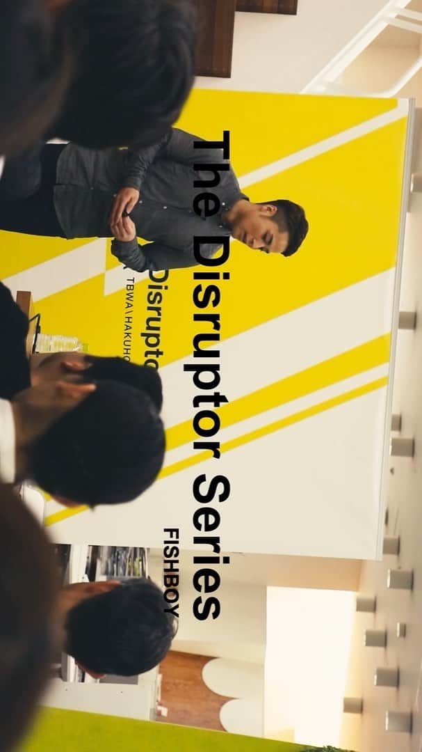 FISHBOYのインスタグラム：「TBWA\HAKUHODO The Disruptor Seriesに登壇させていただきました。  一昨年辺りから始まったFISHBOYが企業を回ってダンスを教えるプロジェクト。 30~50代を元気よく踊らせたい。それが社会でダンスの世界が豊かになる、鍵だと思っています。  様々な協力者のおかげで続けることができています。  歌：MIND BEACH/RADIOFISH  ULTRA TIGER/RADIOFISH」