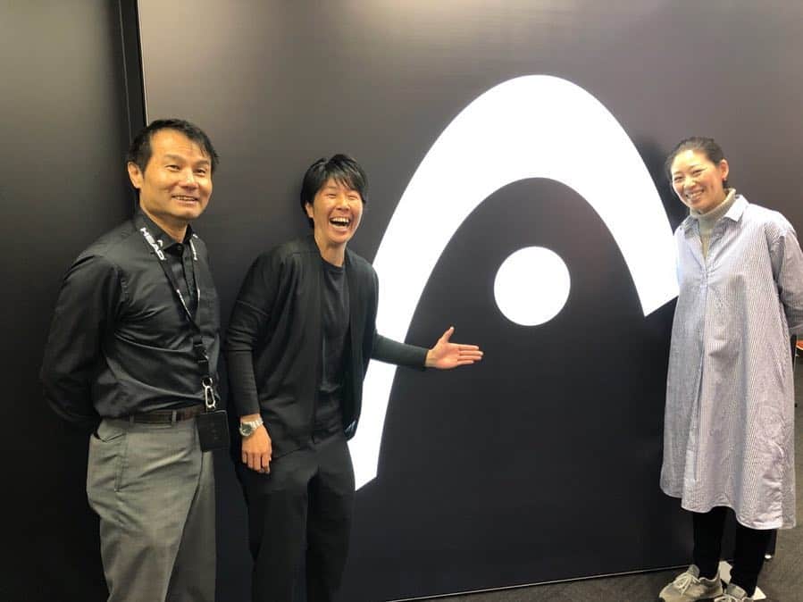 のインスタグラム：「先日のパーティに続き、#HEAD の展示会が行われ、行ってきました！ 新しいラケットやバック、アクセサリー類など沢山飾られていましたが、やっぱり気になるのは、キッズテニス用品❤️飾っていなかった商品もパンフレットを見て根掘り葉掘り質問攻めしちゃいました！ 久しぶりに、現役時代同じ所属先だった（菅）ぴょんにも逢えて、ほーんと楽しかった！  #teamhead」