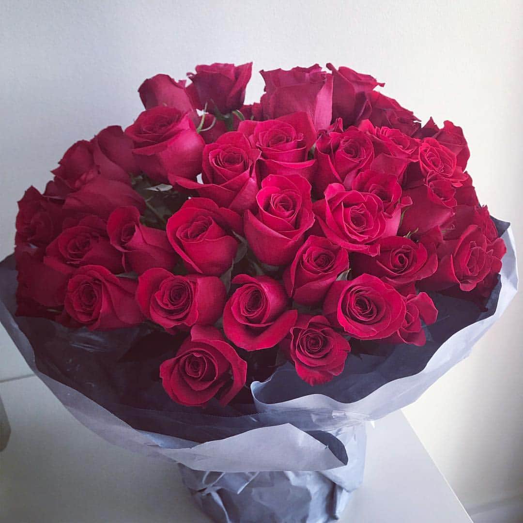 アディクションさんのインスタグラム写真 - (アディクションInstagram)「Thank you so much, my team, for such amazing roses 🌹🌹 it means a lot for me 🌹🌹」4月2日 12時49分 - studio_ayako
