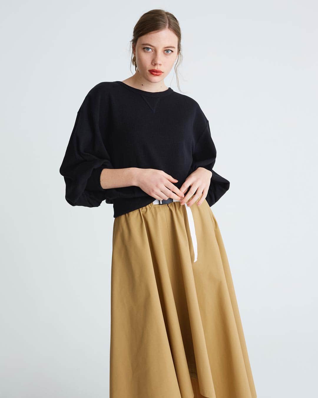 のインスタグラム：「. MILITARY THERMAL VOLUME SLEEVE CUT . MILITARY BELT FLARE SKIRT . . #リタジーンズトーキョー #ritajeanstokyo#tokyo#online#store#styling#coordinate#fashion#military#olive#thermal#black#cutandsew#skirt#zozotown#zozo#isetan#isetanshinjuku#tokyobrand#tokyofashion#madeinjapan#rita」