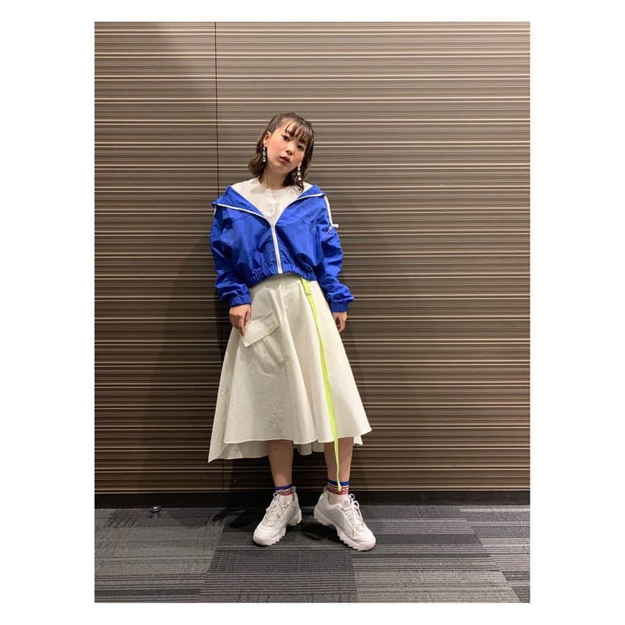 高槻かなこさんのインスタグラム写真 - (高槻かなこInstagram)「. #着回しきんちゃん セガフェス 2018.03.30 . Tシャツ #BBPS4 #ボーダーブレイク #game アウター #ships #khaju スカート #anothera #lhpwomen  靴下 #candystripper #🎁 シューズ #fila #filadisruptor2 #atmos #atmospink . . SEGA and ボーダーブレイク意識のカラー💙💚 . ジャケットを開けると... 実は今度エースボーダー頂上決戦で発売される新作ボーダーブレイクTシャツでした〜♪ 普通に可愛い！普段着できる！ 青木さんとお揃いですっ🤩 . 頂上決戦の結果がどうなるのかとっても楽しみにしています⚡️ 本気のぶつかり合い！熱い何かが生まれますように🔥🔥 . . #fashion #code #ootd #私服 #私服コーデ  #着回しコーデ #プチプラコーデ #声優 #高槻かなこ」4月2日 12時54分 - kanako.tktk