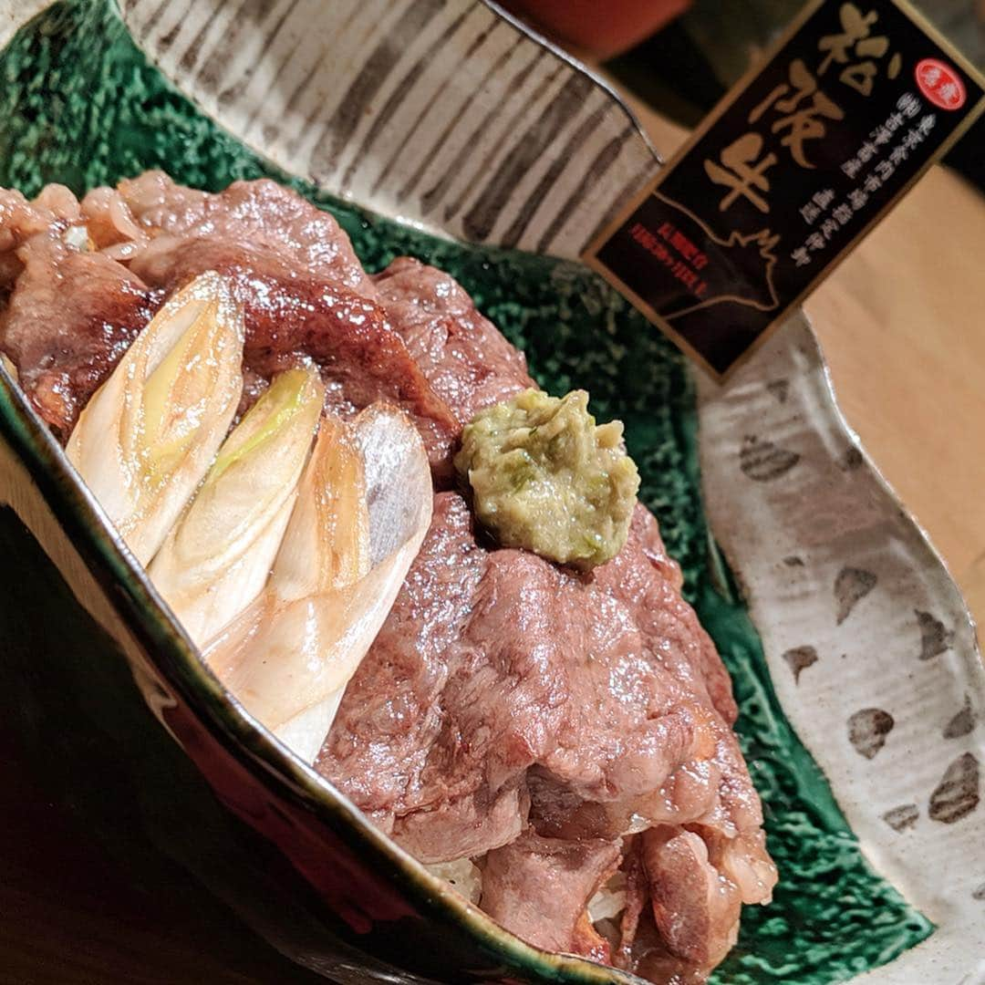 大見さなえさんのインスタグラム写真 - (大見さなえInstagram)「牡蠣料理店での裏メニューが 松坂牛丼大盛り😋🍚 六本木『#かき心 』 ・ 松坂牛のすき焼きは1枚が大きい😳🌸 その下はこのお店ならではの"かきご飯"☺️ だからこそご飯もお肉も進む(*^^*)💓 ・ 他にはあっさりとした、みつせどりとタコの たらこ鍋を作ってくださった☺️🍲 ・ ちなみにこれは誕生日お祝い前に行った時の✨ (ホワイトデーでハンドクリームの いい香りセットも嬉しかった☺️🍩) ・ 通うとどんどん新しいメニューを 出してくれるお店です(*´꒳`*)🌸 ・ #かき #牡蠣料理専門店 #松坂牛 #すき焼き丼 #お肉 #肉 #meat #六本木グルメ #めぐログ_六本木 #oyster」4月2日 12時55分 - tabe_megumi