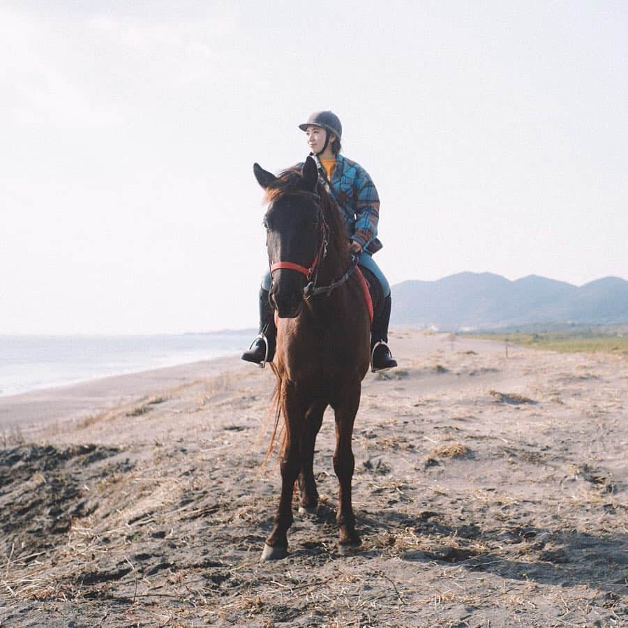 Y U R I Eさんのインスタグラム写真 - (Y U R I EInstagram)「📍ホーストレッキングパーク館山（千葉県館山市犬石1886-1） N-VANでお花見した後はホーストレッキングへ！ 波打ち際を馬に揺られるなんて、映画のワンシーンみたいじゃない🥺？ 乗馬は初心者だけど、愉快なスタッフの方々のおかげで安心して体験できました💛 そして何より私を乗せてくれた たくしぃ君🐴🚕ブラッシングすると気持ちよさそうにしてめちゃくちゃ可愛かった🥺🥺🥺💗ありがとう、たくしぃ🐴🥕 1年中海岸乗馬を実施しているし、会員じゃなくても気軽に体験できるから私みたいな初心者の方にもオススメです😊都心からは車で約95分くらいだよ🚙♬ 日帰りでもいけちゃうね〜！ ph // @chiaoking  #千葉#館山#乗馬#海#波打ち際#ホーストレッキング#休日#週末#ソトアソビ#VANLIFE #バンライフ#HondaVanlife #ホンダバンライフ #Honda #ホンダ」4月2日 12時55分 - yuriexx67