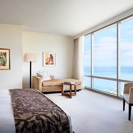 Trump Waikikiさんのインスタグラム写真 - (Trump WaikikiInstagram)「Let the sunshine in. Floor-to-ceiling windows allow guests to soak in the warmth of the Hawaiian sun and the magnificent views from their guestrooms and suites. #trumpwaikiki #forbestravelguide #fivestarhotelhonolulu #luxuryhotel #romancetravel #familytravel #multigenerationaltravel #roomwithaview #lethawaiihappen #visitoahu」4月2日 12時56分 - trumpwaikiki