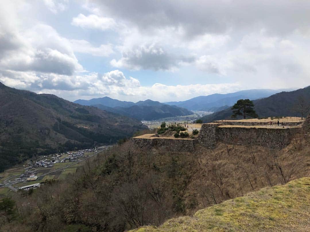 角田奈緒子さんのインスタグラム写真 - (角田奈緒子Instagram)「✱竹田城  天空の城、日本のマチュピチュと言われている兵庫県朝来市の竹田城跡に行きました！  実は、母の実家のすぐそばにあり、小さい頃から見上げてはいましたが、上まで登るのははじめてでした。 運動不足の身体が悲鳴をあげました😅🤨 . よく写真でみる雲海の中の竹田城は、近くの立雲峡から撮ったものです。 今回は行けなかったですが、次は雲海が出る日を見計らって、早起きして立雲峡に行きたいです！！ . そして、母の実家にいるいとこちゃんに会ってきました👦🏻🧑🏻 可愛い💓  #竹田城跡 #竹田城  #天空の城 #日本のマチュピチュ」4月2日 12時58分 - naokoon1122