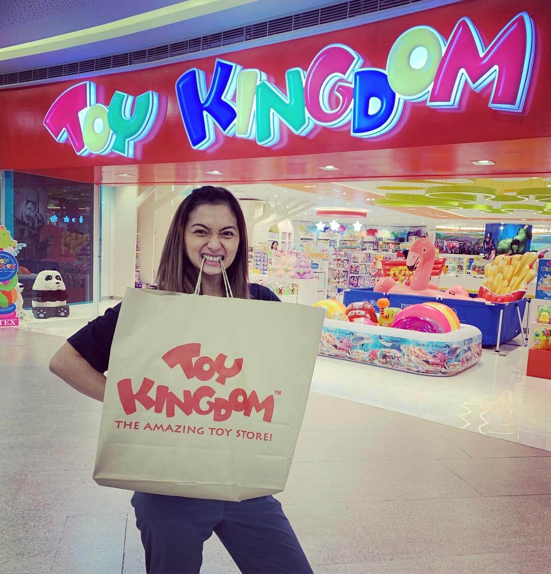 Iya Villaniaさんのインスタグラム写真 - (Iya VillaniaInstagram)「Mamas and Papas! Kids and kids at heart! 😆 Toy Kingdom in Podium is open again! 😊 Treat the kids and check them out on the 3rd flr of Podium 😊 For those asking about Primo’s trampoline, this is where I got it from 😊 We’re gonna head back to get Oonies too 😆 @toykingdomph  #TKGottaLoveSummer」4月2日 13時08分 - iyavillania