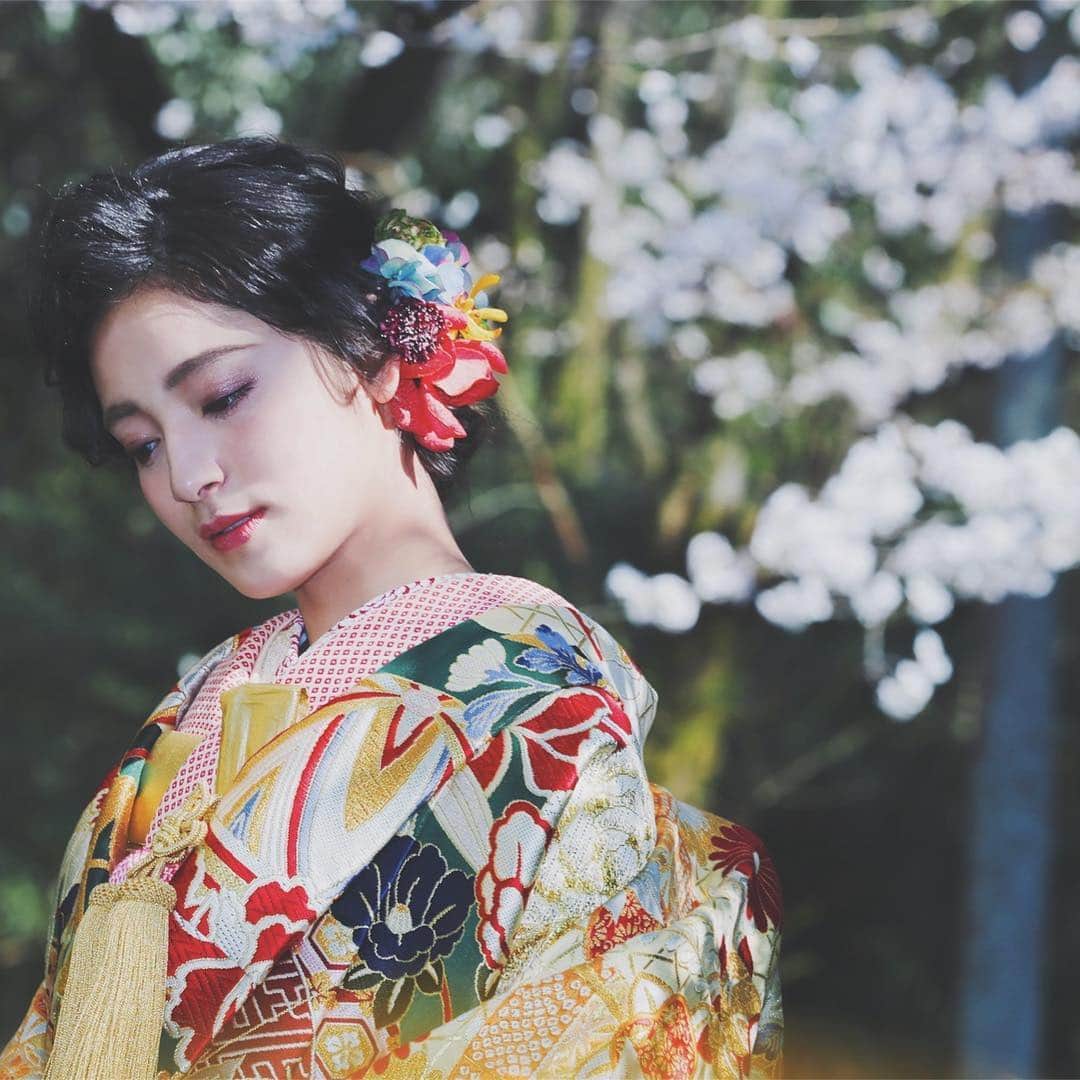 CLAIREのインスタグラム：「しっとり桜ロケーション撮影も大人っぽくて素敵です🌸 ・ 光や影を上手く使って、その人の奥行きを表す写真も物語を感じられます。 ・ @clairebridalstudio」
