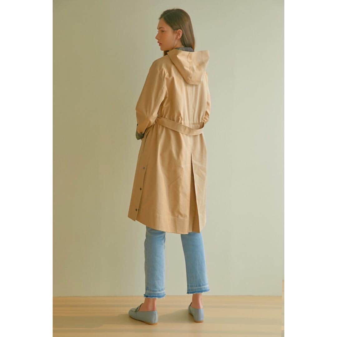 DAKS Koreaさんのインスタグラム写真 - (DAKS KoreaInstagram)「• DAKS ladies 닥스 레이디스가 선보이는 새로운 트렌치 코트. 살짝 오버핏으로 디자인되어 편안하면서도 멋스러운 연출이 가능합니다. 체크 배색 안감과 후드도 더해져 심플한 이너에도 제격입니다.  _ [베이지 벨티드 면 트렌치코트] #DLCO9B293I3」4月2日 13時15分 - dakskorea_accessories