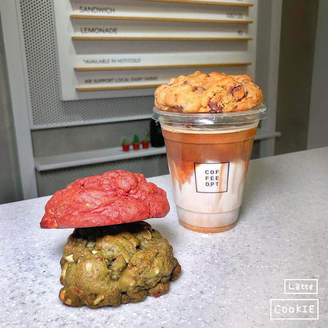 4foodie, for foodieさんのインスタグラム写真 - (4foodie, for foodieInstagram)「📍Taipei, Taiwan Coffee DPT/ 以下餐點及價位 Cookie $120 美味程度：🌕🌕🌕🌕🌑 💡補充💡非常正宗的美式軟餅乾 🍪有抹茶、紅絲絨、燕麥、布朗尼、經典巧克力等等口味！很大一顆，甜度也蠻高的，內餡濕潤紮實，熱熱吃真的很過癮🤤💕👍🏻 Latte $160 美味程度：🌕🌕🌕🌗🌑 整體 環境衛生：🌕🌕🌕🌕🌑 服務態度：🌕🌕🌕🌗🌑 再訪意願：🌕🌕🌕🌕🌗 🗺台北市大安區忠孝東路四段77巷40號 🚇捷運忠孝復興4號出口 ☎(02)2752-5069 ⏰週一12:00-19:00  週二至週日12:00-20:00 🍽2019.04.01到訪 💡補充💡之前開在華山裡面的coffee dpt現在搬來忠孝復興這邊，小小一家，沒有什麼內用座位，每次都是經過外帶～餅乾是經典，不過店內也有賣三明治🥪下次再試看看😋 #4foodie #4foodie台北 #忠孝復興美食 #4foodie忠孝復興站 #coffeedpt #taipei #東區美食 #大安區美食 #美式餅乾 #4foodieintaipei #4foodieforfoodie #4foodiexsamsung #samsung #galaxynote9 #note9 ©️版權所有，不得轉載copyrights reserved」4月2日 13時16分 - 4foodie