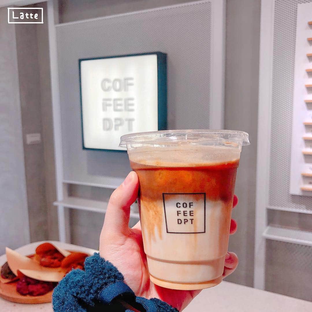 4foodie, for foodieさんのインスタグラム写真 - (4foodie, for foodieInstagram)「📍Taipei, Taiwan Coffee DPT/ 以下餐點及價位 Cookie $120 美味程度：🌕🌕🌕🌕🌑 💡補充💡非常正宗的美式軟餅乾 🍪有抹茶、紅絲絨、燕麥、布朗尼、經典巧克力等等口味！很大一顆，甜度也蠻高的，內餡濕潤紮實，熱熱吃真的很過癮🤤💕👍🏻 Latte $160 美味程度：🌕🌕🌕🌗🌑 整體 環境衛生：🌕🌕🌕🌕🌑 服務態度：🌕🌕🌕🌗🌑 再訪意願：🌕🌕🌕🌕🌗 🗺台北市大安區忠孝東路四段77巷40號 🚇捷運忠孝復興4號出口 ☎(02)2752-5069 ⏰週一12:00-19:00  週二至週日12:00-20:00 🍽2019.04.01到訪 💡補充💡之前開在華山裡面的coffee dpt現在搬來忠孝復興這邊，小小一家，沒有什麼內用座位，每次都是經過外帶～餅乾是經典，不過店內也有賣三明治🥪下次再試看看😋 #4foodie #4foodie台北 #忠孝復興美食 #4foodie忠孝復興站 #coffeedpt #taipei #東區美食 #大安區美食 #美式餅乾 #4foodieintaipei #4foodieforfoodie #4foodiexsamsung #samsung #galaxynote9 #note9 ©️版權所有，不得轉載copyrights reserved」4月2日 13時16分 - 4foodie