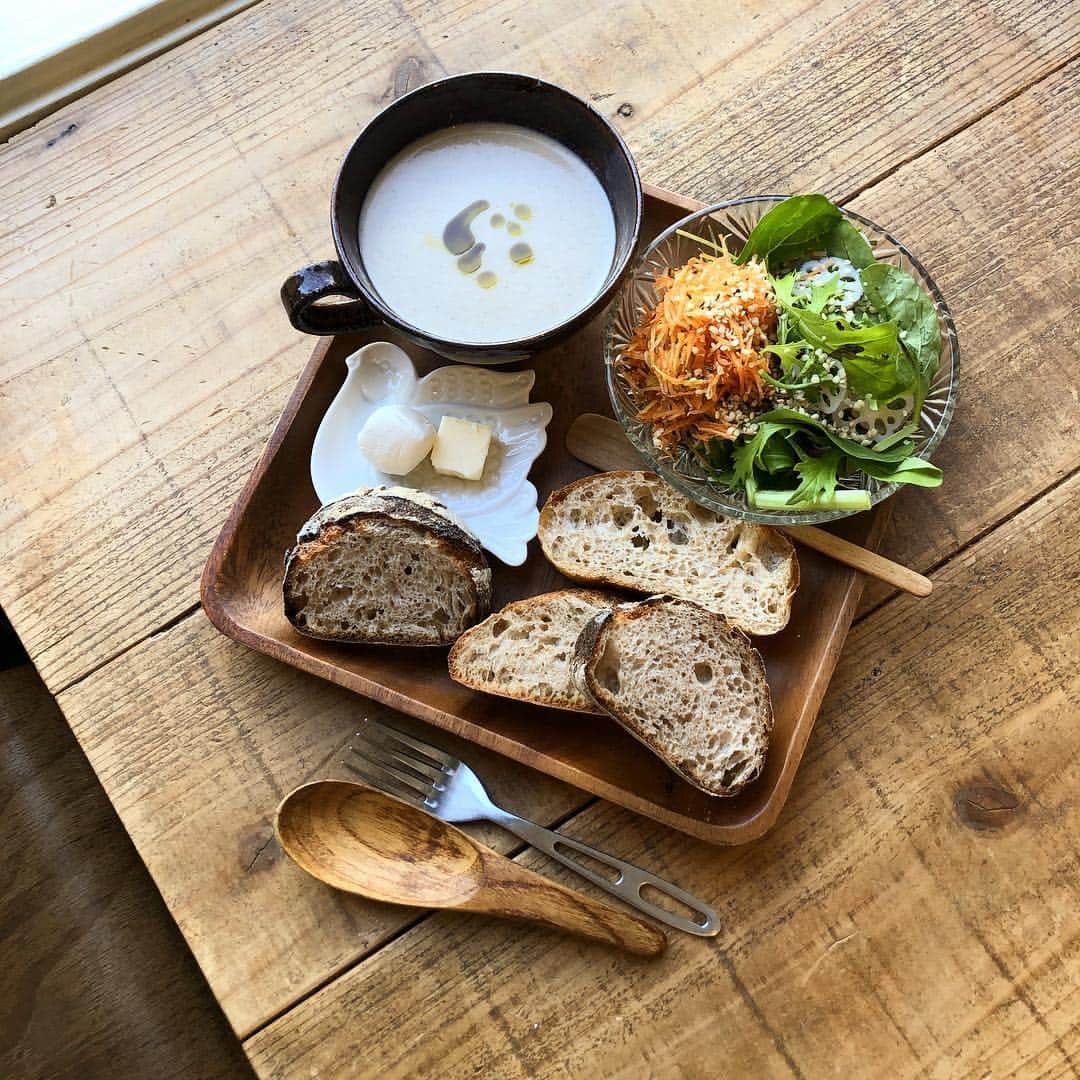 のインスタグラム：「きのこのポタージュ、サラダ、パン3種類にバターかオリーブオイルを選べます。食材は全てオーガニック、サラダとスープはビーガンです💓完全に気まぐれ過ぎて誰も来ませんが…笑 夕方17時頃まで開けておりますので、良かったら食べに来てくださいね🍞🥗（裏メニューで美味しいハムとチーズのサンドイッチも出来ます🎵）」