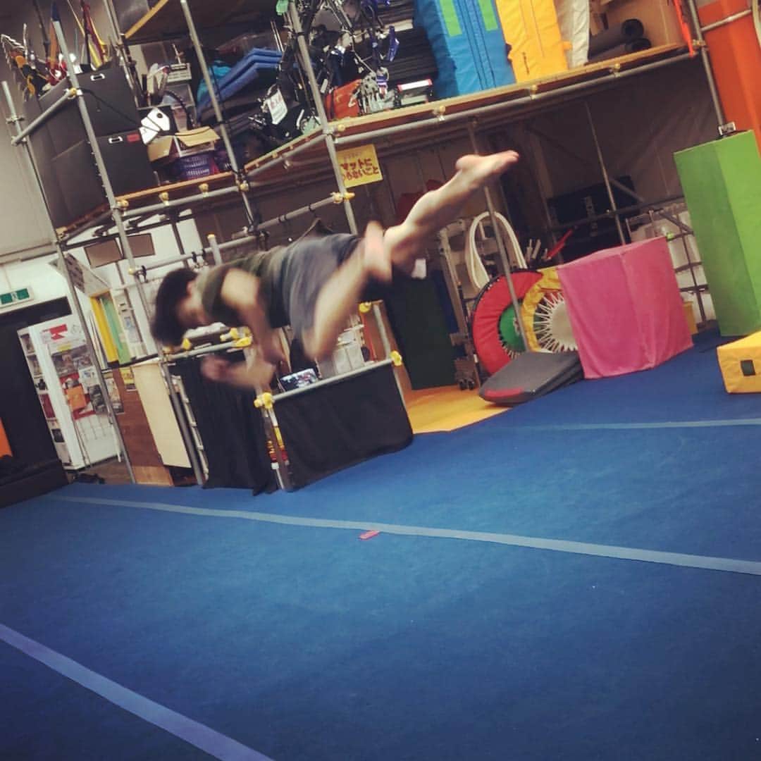 永尾麟ノ介さんのインスタグラム写真 - (永尾麟ノ介Instagram)「コークスクリュー . 練習したい . #コークスクリュー #アクロバット #トリッキング #タンブリング #ダンス #ブレイクダンス #tricking #parkour #tumbling #dance #breakdance #ninja #俳優 #actor」4月2日 13時23分 - rinnosuke_nagao