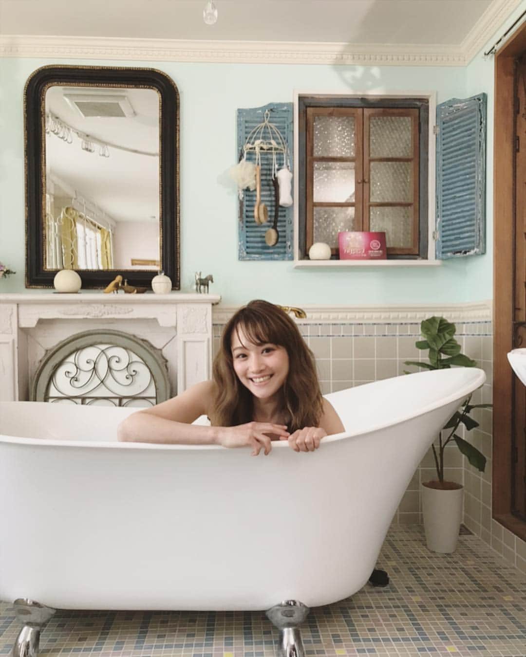葵ゆりかさんのインスタグラム写真 - (葵ゆりかInstagram)「ヘアケア用品の撮影でした(^^) このバスルームかわいかった♡  #bathroom #お風呂 #撮影 #shooting #model #モデル #japanesegirl」4月2日 13時25分 - yuriyuricchi