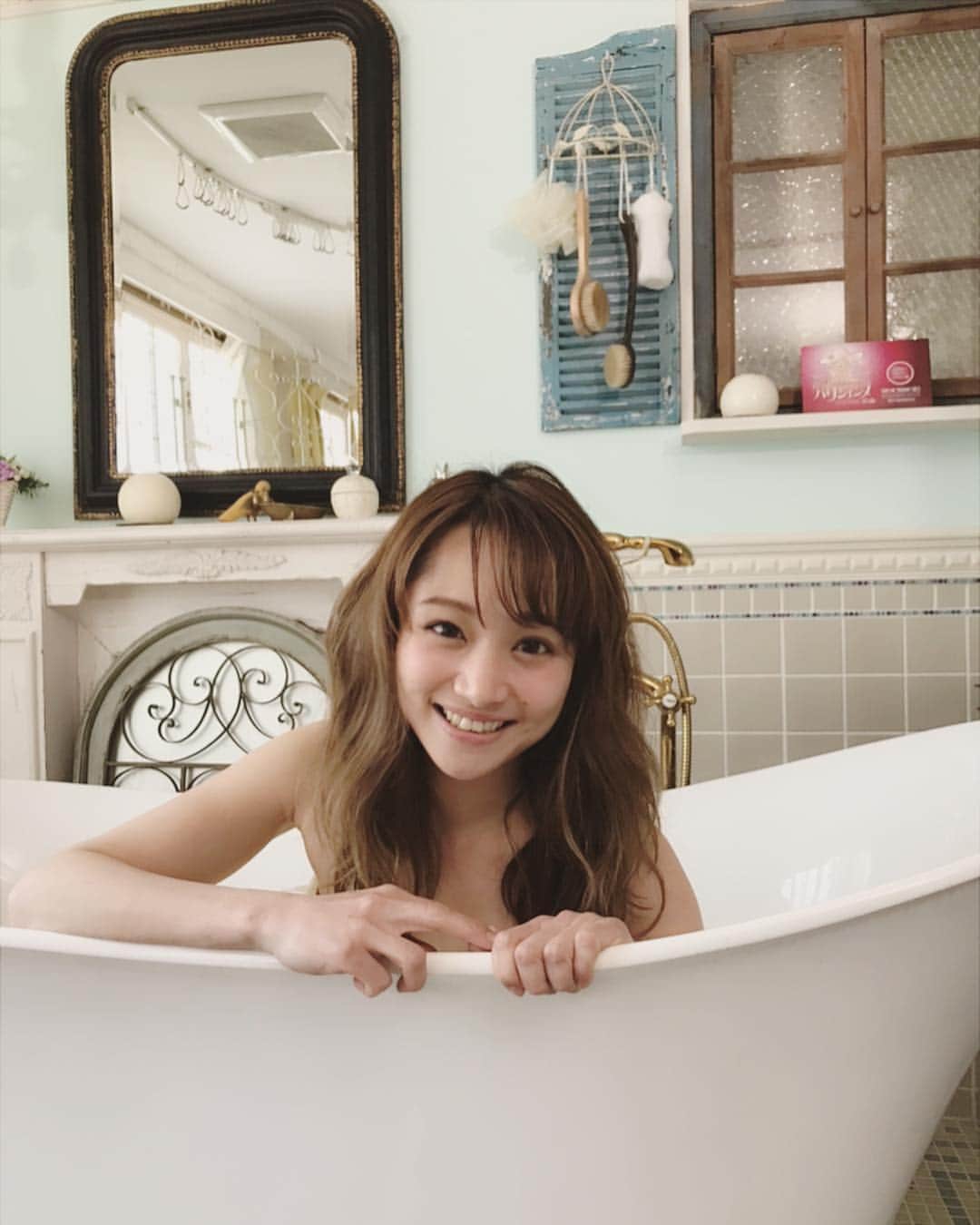 葵ゆりかさんのインスタグラム写真 - (葵ゆりかInstagram)「ヘアケア用品の撮影でした(^^) このバスルームかわいかった♡  #bathroom #お風呂 #撮影 #shooting #model #モデル #japanesegirl」4月2日 13時25分 - yuriyuricchi