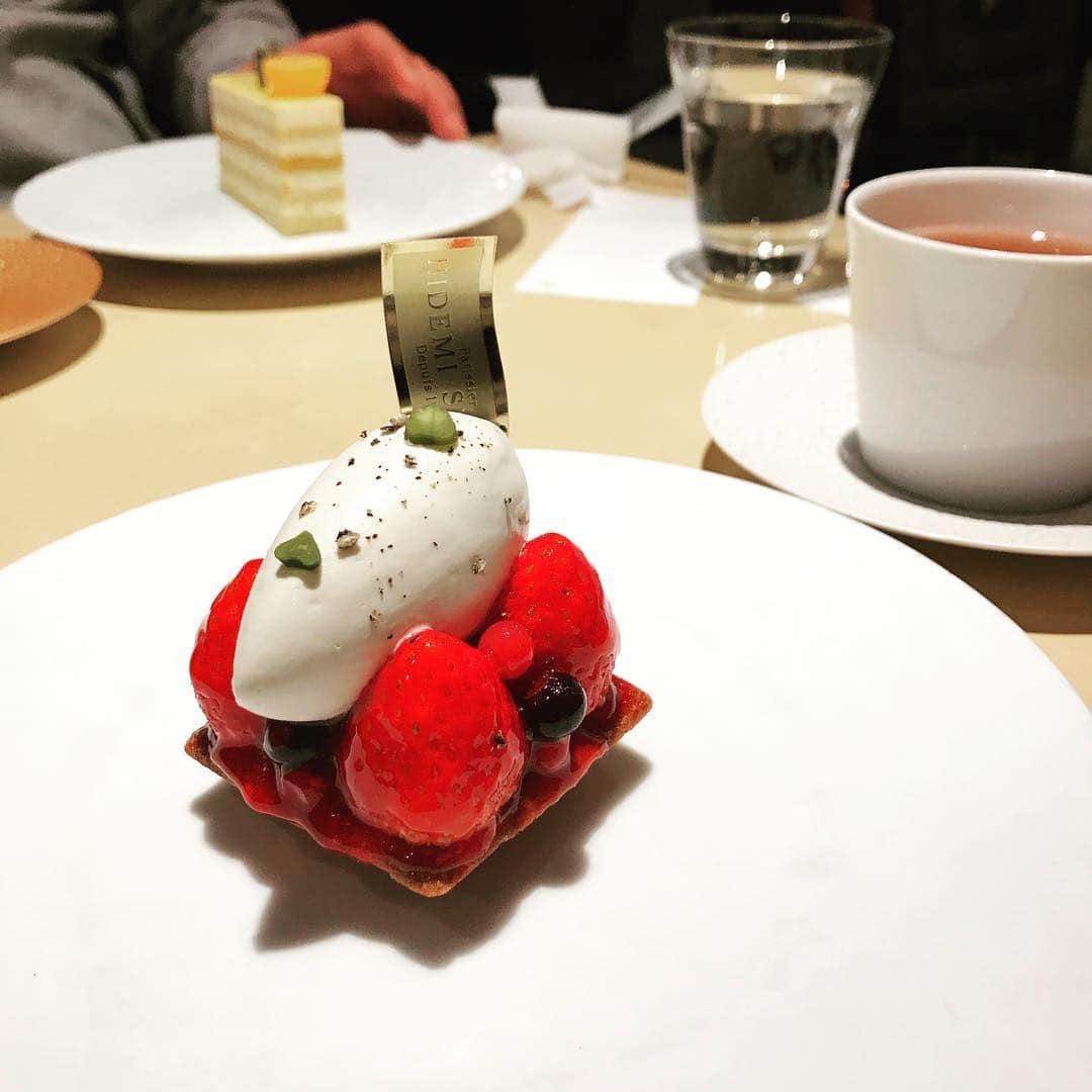 栗原まもるのインスタグラム：「今年の誕生日は旅先だったので、今日は改めて旦那さんとお誕生日ケーキを楽しむ会です。銀座のHIDEMI SUGINO(いでみと読みます)のイートインは初です。いつも混んでて入れないけど今日は入れた！ 私、ムースケーキは嫌いなのですがここのムースだけは大好きです。 なのにうっかりタルト頼んじゃって、これも美味しいけど食べながらほんのり後悔してたら旦那さんがもう一個頼んで２人で分けようぜと夢のような提案をしてきたのでチェリーのムースケーキを追加。 めたくそ美味しかった！(食レポとして最悪w) 写真だとそこいらのオシャレケーキと変わらないですが、全然違うんですよ！？ そして食べたことを忘れるくらい軽い。 そしてケーキの名前は一切覚えられないヤツです。」