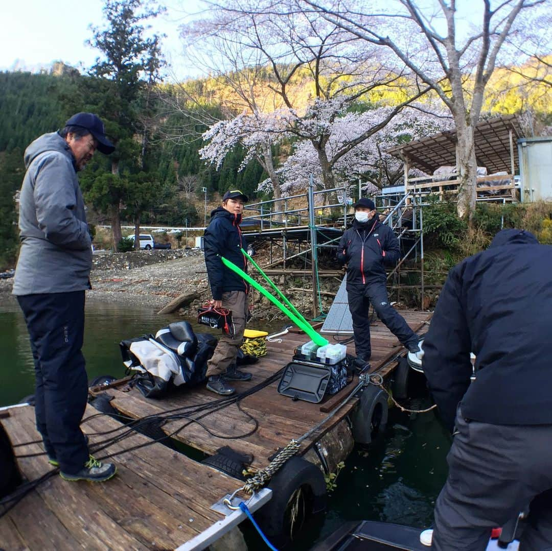 ジャッカルさんのインスタグラム写真 - (ジャッカルInstagram)「JB TOP50 series week.  4/5~4/7は奈良県下北山村の七色ダムにて、JB TOP50シリーズの開幕戦が開催されます。  昨夜はかなり冷え込み、大阪から七色ダムへの道中では雪もちらほら。三寒四温の寒のタイミングでバスはどの様に動くのでしょうか？  湖岸は桜が綺麗に咲いており、春のリザーバーとして最高の美しさです。  今大会もジャッカルチームへの応援よろしくお願いいたします。  @seijikato1 @toshiroono @proangler.naotokawaguchi @satoshi_nishikawa1126 @mamorukagiya @fujita_kyoya @takeshi_hayano @yukihiro_sawamura @nobuhikooda  #jackall #JBTOP50 #jbnbc #fishing #bassfishing #ジャッカル #バストーナメント #JBトップ50 #釣り #フィッシング #バスフィッシング #バストーナメント #下北山村 #七色ダム」4月2日 13時41分 - jackall_jp