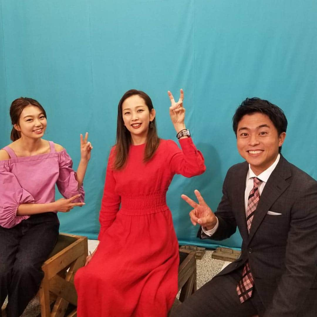 中上真亜子さんのインスタグラム写真 - (中上真亜子Instagram)「#口の中にあっつあつの餃子をぶち込んであげようか？ に使っていいよ🥰  さて今夜は❣️火曜ドォーモ#真夜中のウワサ話 も24:20からスタートです🌸三澤アナとミブキと3人で成長過程を露わにして行くことになるかと、、、😂スタッフさん達もギリギリまで走ってて、無事に納品されたかドキドキなうだよw  これは居酒屋さんを巡って出会った可愛い子達が撮ってくれた1枚☺️旦那さんや彼・仕事のウワサ話を聞かせてくれたよ🤤🍺 他にもかっけえお家にもお邪魔するコーナーだったり。。。見てくれたら嬉しいです🥰 #いやまた呑んどるやないかい」4月2日 13時41分 - maako_nakagami