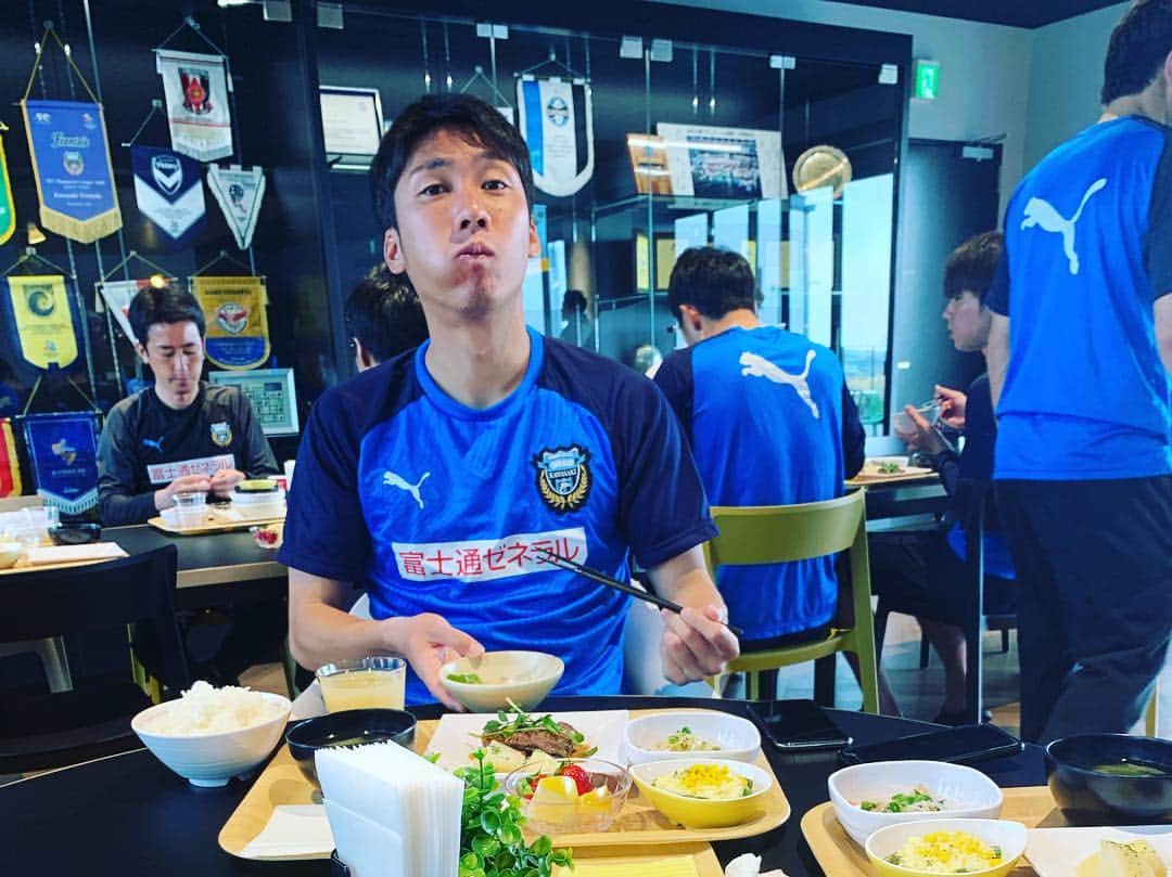 小林悠さんのインスタグラム写真 - (小林悠Instagram)「食堂オープン  今日クラブハウスに食堂がオープンしました😄  バランス良し、見た目よし、味よし😋  この素晴らしい環境の中でサッカーができることに感謝して、これから毎日の練習に励みたいと思います😌👍 北斗も良い顔して食べてました😁  明日も練習頑張ります💪」4月2日 13時50分 - kobayashiyu11