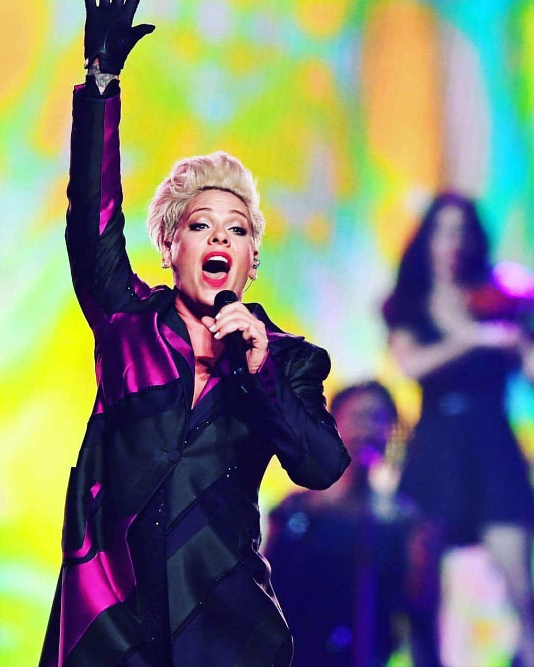 P!nk（ピンク）さんのインスタグラム写真 - (P!nk（ピンク）Instagram)「Thank you for tonight beautiful people of Denver ⚡️」4月2日 13時51分 - pink