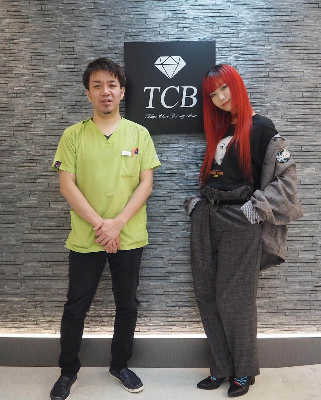 si ouxさんのインスタグラム写真 - (si ouxInstagram)「東京中央美容外科世田谷院 @tcbsetagaya で受けた、目の下のクマふくらみ取りなどなどの経過報告！﻿ ﻿ ﻿ 施術からちょうど3週間経ちました。﻿ 目の下のたるみによってできた影が無くなって、かなり気分が最高なかんじです。﻿ ﻿ 術後翌日から1週間ほどは、ずんとした鈍痛がありましたが生活には支障なし。﻿ ﻿ 5日を過ぎる頃より寝起きとか、ふとした時に目から血の涙が😇﻿ 傷口が治癒していってる証拠だそう。﻿ 目から血とかかっこいい・・・とか思っちゃったり。。。﻿ ﻿ 7日目に、経過観察で院長先生( @tcb_murata )に診てもらいバッチリ！とのお墨付きをもらい安心。てか、先生が満足そうな表情なのがどんな言葉よりも一番安心する…﻿﻿ ﻿ 10日を過ぎたあたりから、腫れも血の涙も鈍痛もなくなりいつのまにか通常営業に！﻿ ﻿ ﻿ ﻿ “喉元過ぎれば熱さを忘れる”ってよく言ったもので、今を当たり前として受け入れると、痛みも以前の状態もいつのまにか忘れてしまうのですね・・・ふしぎなもので。﻿ なので、毎日写真を撮って振り返れるようにしてます。﻿ ﻿ ﻿ 痛みなんかと同じように、自分の感覚ってやつも日々当たり前の「アリ」が変わっていくので気をつけなくては。﻿ 美的感覚は特に気をつけなくちゃならなくて、加工アプリなんかで顔面編集する人なんかは覚えがあるかもしれないけど、5年前の作品とか今みると、とんでもねーことになってることがある。﻿ ﻿ 画像じゃいいけど現実世界にDeleteボタンは無いから。。﻿ ﻿ ﻿ ﻿ 毎日自分の顔をノンフィルターで自撮りし続けるのは、やってみてかなり良かったからおすすめです。﻿ iOSなら写真フォルダに「非表示」という秘密のフォルダが用意されているのでそこに格納することで他人に覗かれたときの気まずさ問題も回避！﻿ ﻿ ﻿ で、それみてて気づいたんだけど、口角の横下のどんぐりみたいなたるみ？がちょっと減ってきている…！﻿ ﻿ 3月に入って2回施術してもらったBNLSがじわじわ効いてきてる疑惑！﻿ 正直毎日鏡見ても全然実感なかったので、こうして振り返れたおかげでわかった！先生、疑ってすみません😂﻿ ﻿ ﻿ ﻿ だいぶ気まずいんだけど、クリニックからの熱い要望によりビフォーアフターの写真を次回投稿に載せることに…﻿ おたのしみに・・・！﻿ てかみんなそれ見たいよね…気持ちはわかる。。﻿ ﻿ ﻿ ﻿ あと、もし問い合わせやご予約の際は、「si oux(スー)さんのインスタを見た！」などと伝えていただければ少しいいことがあるかも？とのことです！﻿﻿﻿ ﻿ ﻿ #東京中央美容外科世田谷院 #東京中央美容外科 #TCB式小顔美肌再生 #目の下のたるみ #目の下のたるみ取り #目の下の切らないたるみ取り #クマ #BNLS #美容外科 #世田谷 #池尻大橋 #東京 #田園都市線 #美容 #アンチエイジング #たるみ #リフトアップ #ミスワールド #ミスワールドジャパン2018 #missworldjapan #PR」4月2日 14時02分 - si_oux