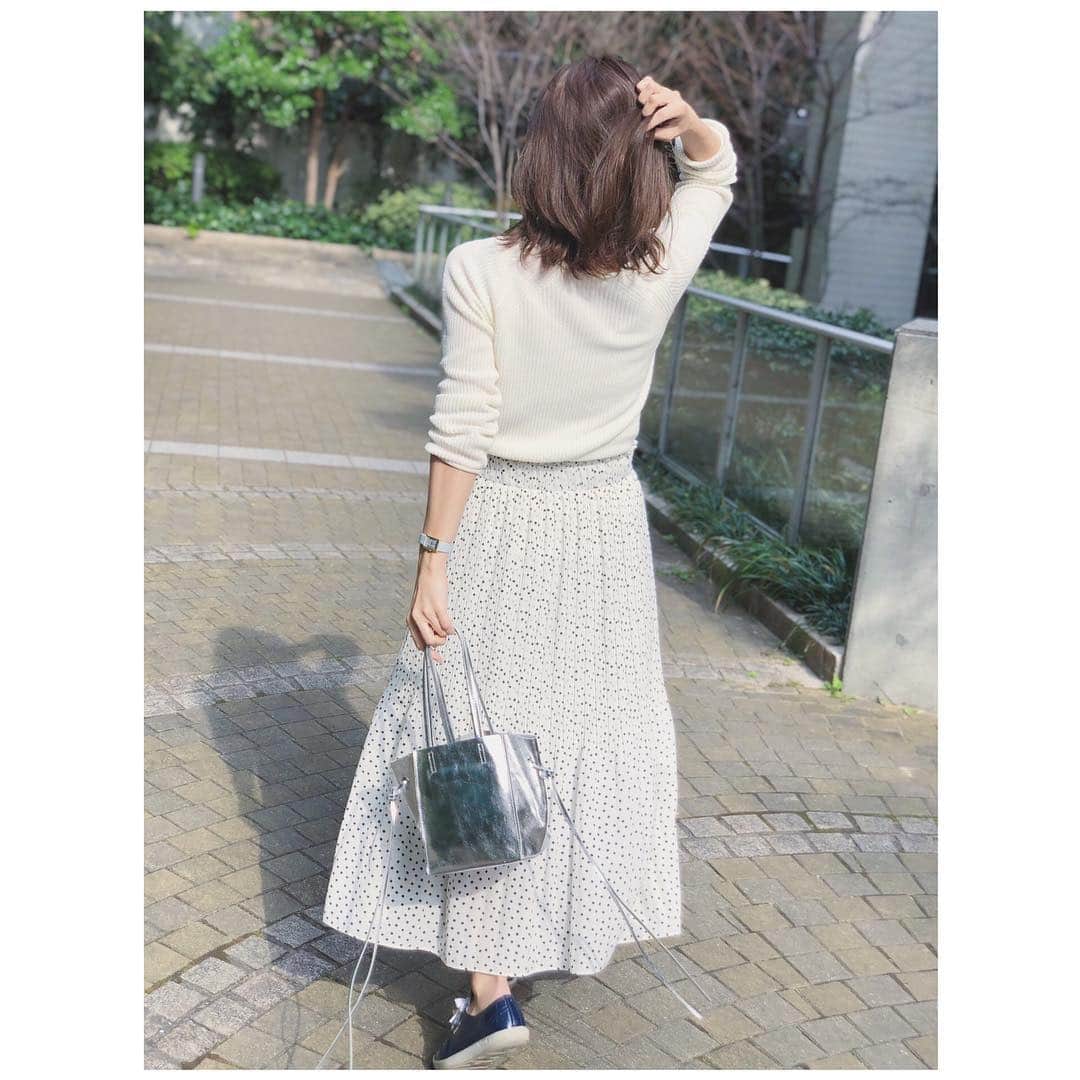 吉川まあこさんのインスタグラム写真 - (吉川まあこInstagram)「✴︎ #まあこーでぃねいと ・ 白は気持ちがいいね☁️ #ホワイトコーデ ・ ・ tops#beamsf bottom#loungedress bag#hinahina#new shoes#prada ・ ・ #ママコーデ #ママファッション #春コーデ #大人カジュアル #きれいめカジュアル」4月2日 14時01分 - maako_hinahina