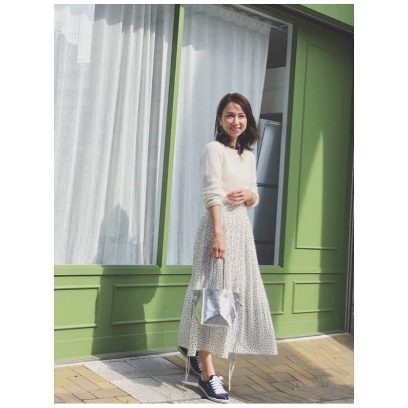 吉川まあこさんのインスタグラム写真 - (吉川まあこInstagram)「✴︎ #まあこーでぃねいと ・ 白は気持ちがいいね☁️ #ホワイトコーデ ・ ・ tops#beamsf bottom#loungedress bag#hinahina#new shoes#prada ・ ・ #ママコーデ #ママファッション #春コーデ #大人カジュアル #きれいめカジュアル」4月2日 14時01分 - maako_hinahina