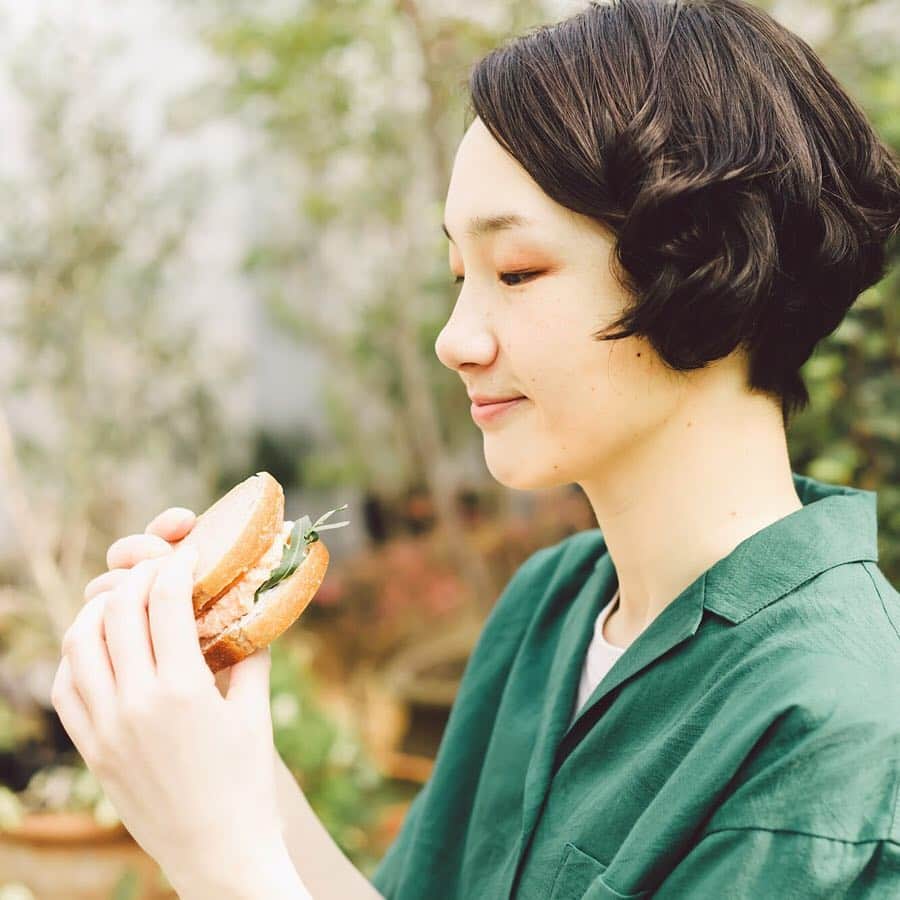 キナリノさんのインスタグラム写真 - (キナリノInstagram)「. 【連載】BOUL'ANGE × キナリノ「パンのある暮らし」 vol.4 サンドイッチの黄金レシピ . ─────────────────── キナリノアプリでは素敵な情報とアイテムを、 毎日お届けします。 →ダウンロードはプロフィールリンクから ─────────────────── . ▶︎こちらの記事はキナリノアプリのトップページで掲載中です。 . 「日常のなかに、おいしいパンを味わうひとときがある」。そんな暮らしを楽しみたい人へ、人気ブーランジェリーの職人さんたちが、もっとパンを楽しむためのレシピやアイデアを提案してくれる連載の第4回目です。 今回のテーマは「サンドイッチの黄金レシピ」。パンのプロが教えてくれる3種類のサンドイッチレシピは必見ですよ。お花見やピクニックのお弁当を作る前に、ぜひ参考にしてみてくださいね。 . https://kinarino.jp/cat4/34912 . #パン #サンドイッチ #お花見 ＃ピクニック #レシピ #食卓 #おうちごはん #おうちカフェ #ブールアンジュ #sandwiches #bread #recipe #onthetable #foodphotography #丁寧な暮らし #暮らし #キナリノ」4月2日 14時01分 - kinarino_official
