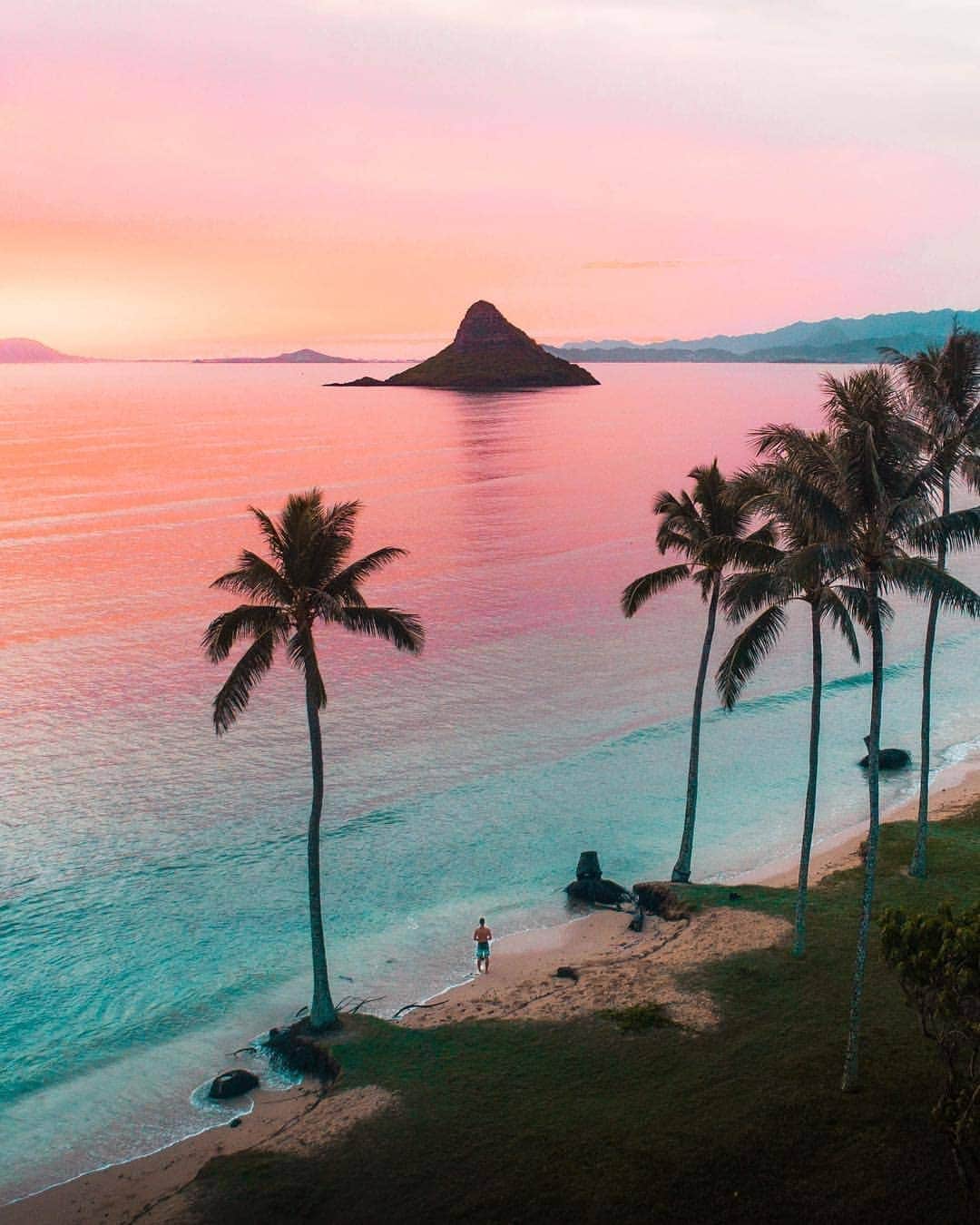 Discover Earthさんのインスタグラム写真 - (Discover EarthInstagram)「We just can't get over how amazing this sunset in Chinaman's Hat, Hawaii is ! Can you ? 🌴🇺🇸 Share this with someone who loves sunsets ! — 📍#DiscoverHawaii — 📸 Photo by @nashhagen ​」4月2日 19時33分 - discoverearth
