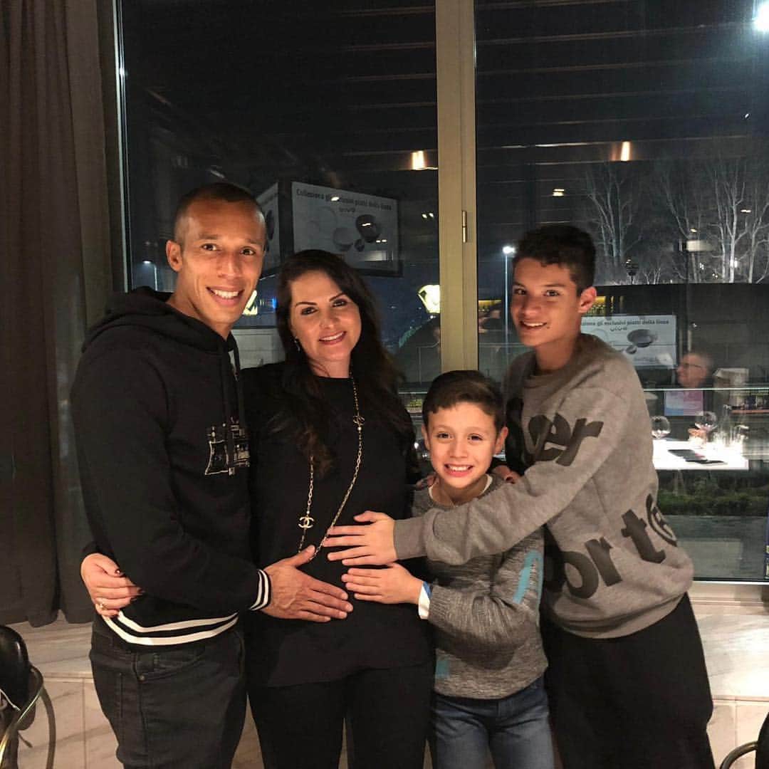 ミランダのインスタグラム：「Muito feliz por viver este momento outra vez, família aumentou 🙏🏽 😍que venha com muita saúde nossa princesa 👧 👑」