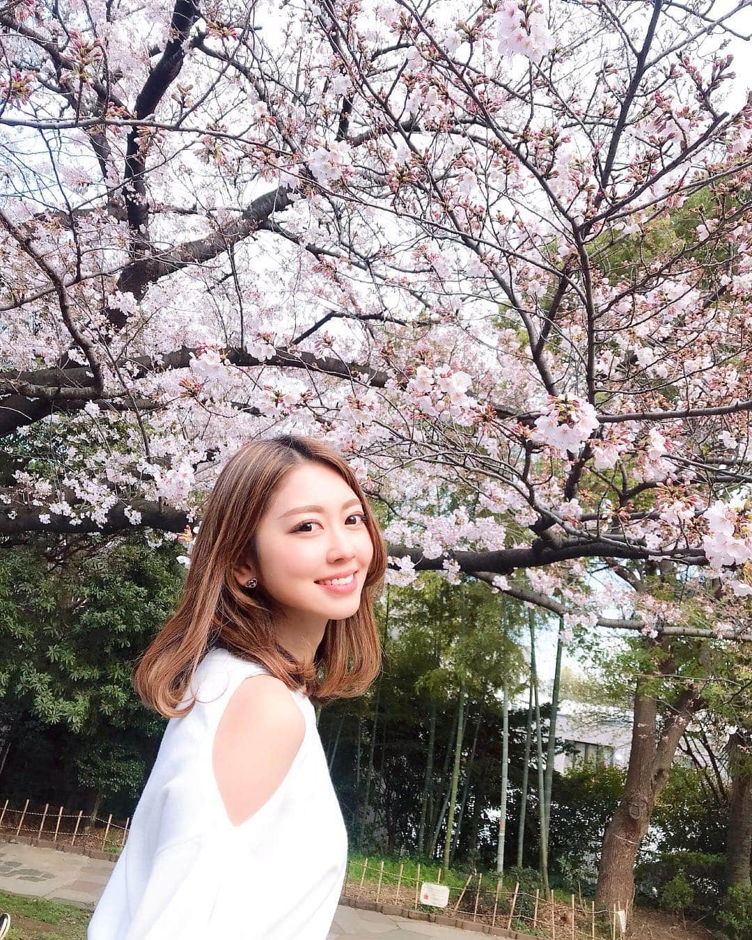 小山ひかるさんのインスタグラム写真 - (小山ひかるInstagram)「いなりとみゆちゃんが とっても素敵に撮ってくれた🌸👩 . . #桜 #お花見 #花見 #🌸 #さくら #sakura #cherryblossom #西郷山公園 #代官山 #ポートレート #model #モデル #spring #春 #happy #smile #ありがとう #ドレスコードは白 #女子会 #撮影会」4月2日 19時26分 - hikaru_kym