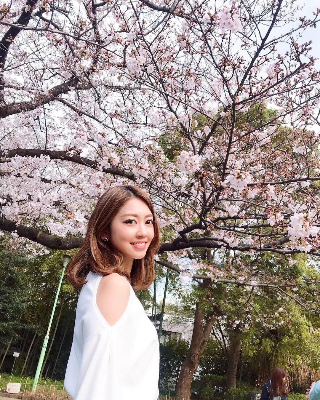 小山ひかるさんのインスタグラム写真 - (小山ひかるInstagram)「いなりとみゆちゃんが とっても素敵に撮ってくれた🌸👩 . . #桜 #お花見 #花見 #🌸 #さくら #sakura #cherryblossom #西郷山公園 #代官山 #ポートレート #model #モデル #spring #春 #happy #smile #ありがとう #ドレスコードは白 #女子会 #撮影会」4月2日 19時26分 - hikaru_kym
