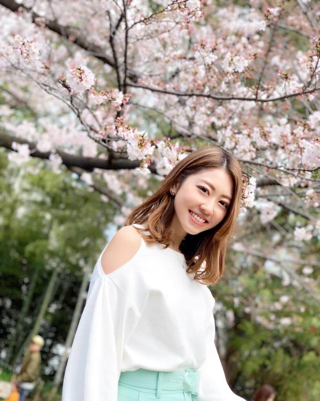 小山ひかるさんのインスタグラム写真 - (小山ひかるInstagram)「いなりとみゆちゃんが とっても素敵に撮ってくれた🌸👩 . . #桜 #お花見 #花見 #🌸 #さくら #sakura #cherryblossom #西郷山公園 #代官山 #ポートレート #model #モデル #spring #春 #happy #smile #ありがとう #ドレスコードは白 #女子会 #撮影会」4月2日 19時26分 - hikaru_kym