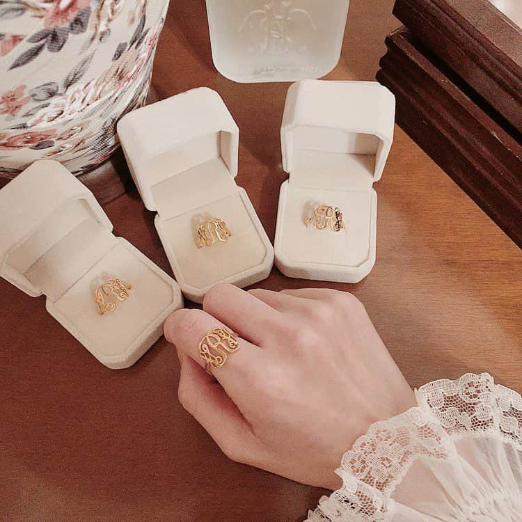 酒元麻衣（まいへー）のインスタグラム：「@vieuxrosevintageofficial でオリジナルリングを作ってみました❤︎vintageのモノグラムリングをイメージして製作しました❤︎いかがでしょうか？？❤︎ . . お気に入りで、早速毎日愛用してます❤︎ 今週末には発売する予定です❤︎」