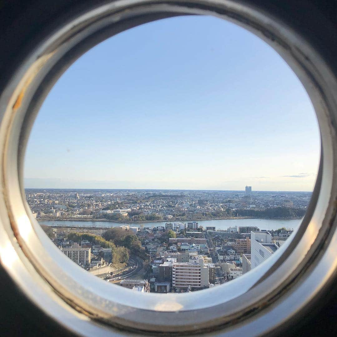 石田一帆さんのインスタグラム写真 - (石田一帆Instagram)「. 楽しすぎた日帰り水戸旅 🚃♡ 撮影していただいた記事が公開されました📙 . 先日納豆パスタなど投稿しましたが その他水戸で訪れたスポットたちを🖍💭 . ● 1〜2枚目 : 茨城県立歴史館 茨城の歴史に関する資料や美術工芸品などが ある施設で特に#旧水海道小学校本館 がオススメ◎ 明治時代の給食も見れるのです🍽 敷地内には#イチョウ並木 があって秋になると とってもキレイなんだそうですが冬の雰囲気も 素敵でした🍁🍂 . ● 3〜5枚目 : 偕楽園 ここが1番のオススメスポット🐾 後楽園や兼六園と並ぶ#日本三名園 として 数えられている偕楽園。 約100種類の3000本の梅が敷地内にあって 2月から3月には梅まつりが開催されています🌸 . 私たちが訪れた2月下旬には 少しずつ白やピンク色に色付いてきた頃で 平日に関わらずすでに大賑わいでした☺️💭 夜のライトアップも気になる〜。 竹林もマイナスイオンたっぷりで素敵でした🌳 . ● 6〜7枚目: 水戸芸術館 コンサートホールや劇場、ギャラリーなどが ある複合施設なんですがここはなんといっても 水戸芸術館のシンボルの100mの塔に圧巻😳 . なんと、中に入ることができて地上86mから 水戸の街並みを一望できました。(超こわい) ここ、際限なく高さを伸ばしていけるのだそう。 水戸市制100周年を記念して建てられたそうなので 次高くなるときは200周年かな？笑 . とまぁ日帰りとは思えないほどたっぷりと満喫♡ . グリーン車でゆったりくつろいで向かえば 車と違って渋滞もなく2時間あっという間に到着🍊 GWの旅先迷ってる方是非オススメしたいです🥰 . #ik_travel#ik_ibaraki#kairakuenpark#kairakuen#plumblossoms#plumblossom#ibaraki#joshitabipress#trip#travel#ibarakitrip#女子旅プレス#常磐線#偕楽園#茨城県立歴史館#水戸芸術館#茨城公園#梅まつり#茨城旅行#茨城#女子旅」4月2日 19時28分 - ishidakazuho