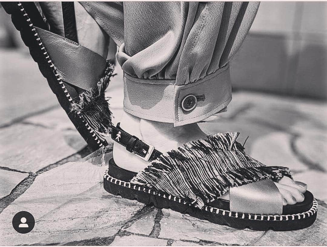 エンリーベグリンのインスタグラム：「Be yourself; everyone else is already taken. #henrybeguelin#vegtannedleather#handmade#sandal#zeppa#yuta#lime#color#casual#comfort#style#」