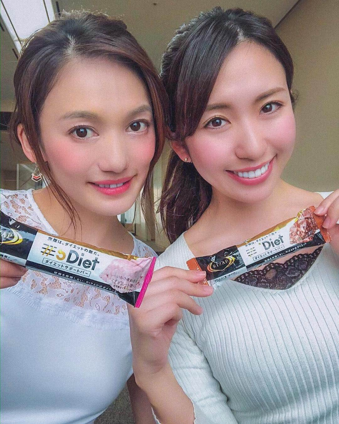 mimiさんのインスタグラム写真 - (mimiInstagram)「RIZAPの5diet続いてるよ〜☺️❤️ シリアルバーが大好きで 最近の間食はこればかりなんだけど 今日 @naa_tsu0827 も同じの食べてた🤣🙌💕 こんなに美味しいのに高たんぱく質で低糖質🥺💕 間食で空腹時間を短くし 急激な血糖値の上昇を抑える事で 余分な脂肪がたまりにくくなる✨ 納得のいく5dietメゾット🙌💕 これなら誰でも続けられるね🙆‍♀️💕 今日からファミリーマートでコラボキャンペーンが始まってるよ😊 サラダとセットで30円引き😆 完全なるダイエッター食🙌💕 ・ #rizap #ライザップ #5diet #ファイブダイエット #ダイエット #ボディメイク #rizap女子 #新しいダイエット法  #食べるダイエット #我慢しないダイエット #ダイエッター #綺麗になりたい #わがままbody #ストレスフリー #美body #mimi美容 #シリアルバー #高たんぱく質 #低糖質スイーツ」4月2日 19時29分 - chan.mi3